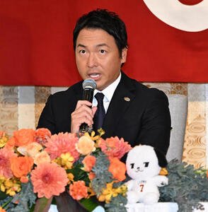 現役引退の記者会見をする巨人長野外野手(撮影･千葉一成)