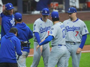 ブルワーズ対ドジャース　第1戦目を白星で飾り、大谷(右から2人目)とタッチをする佐々木。左端はグラスノー、右端はスネル(撮影･菅敏)