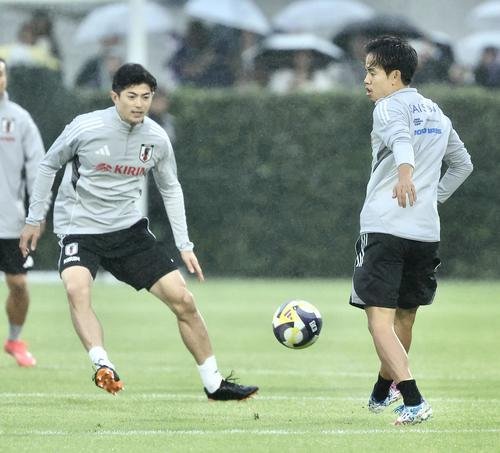 練習に臨む久保建英と谷口彰悟(2025年10月11日撮影)