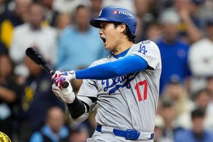 ブルワーズ戦の第1打席でフルスイングしたドジャース大谷翔平(AP)