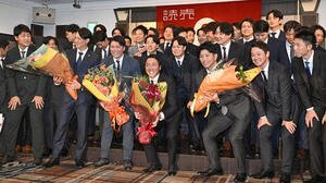現役引退記者会見に駆けつけた選手やコーチらと記念撮影に臨む巨人長野外野手(前列中央)(撮影･千葉一成)