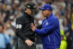 ドジャースのロバーツ監督(右)はブルワーズ戦4回に起きたまさかのセンターゴロ併殺プレーの後、審判に詰め寄った(AP)