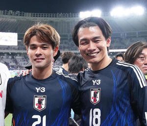 日本対ブラジル　試合後、記念撮影する佐野海(左)と上田(撮影･足立雅史)