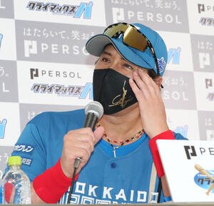 会見で表情豊かに話をする日本ハム新庄監督(撮影･梅根麻紀)