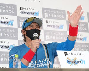 会見で表情豊かに話をする日本ハム新庄監督(撮影･梅根麻紀)