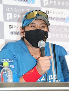 会見で表情豊かに話をする日本ハム新庄監督(撮影･梅根麻紀)