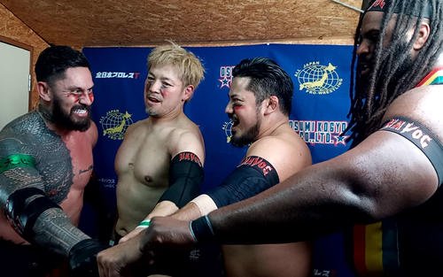｢全日本をとことん変えてやる｣(潮崎豪)と侵略宣言したHAVOCの(左から)ザイオン、潮崎、芦野祥太郎、オデッセイ