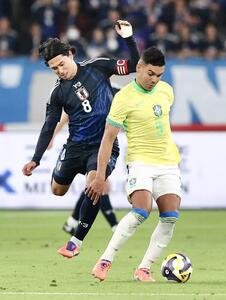 日本対ブラジル　前半、競り合う南野(左)とカゼミロ(撮影･河田真司)