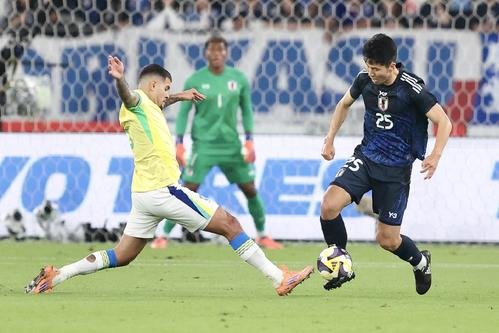 日本対ブラジル　前半、ギマランイス(左)と競り合う鈴木淳(撮影･河田真司)