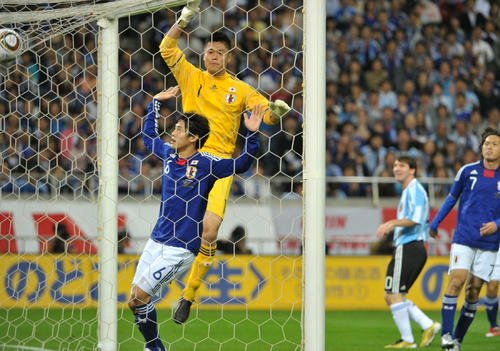 キリンチャレンジカップ2010　日本対アルゼンチン　前半、アルゼンチンFWリオネル･メッシのシュートを阻むGK川島永嗣。左はDF内田篤人(2010年10月撮影)