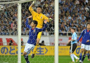 キリンチャレンジカップ2010　日本対アルゼンチン　前半、アルゼンチンFWリオネル･メッシのシュートを阻むGK川島永嗣。左はDF内田篤人(2010年10月撮影)