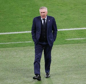日本対ブラジル　前半、厳しい表情のブラジルのアンチェロッティ監督(撮影･宮地輝)