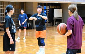 手話で仲間とコミュニケーションをとる副主将の橋本(中央)