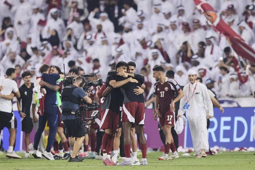 W杯アジア予選プレーオフ　本大会出場を決め歓喜するカタール代表の選手たち(AP)