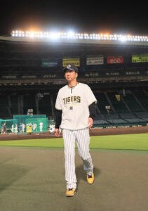 CSファイナルに向けたナイター練習を終えて引き揚げる阪神藤川監督(撮影･宮崎幸一)