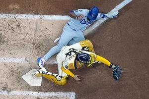 13日のブルワーズ－ドジャース、ドジャースのT･ヘルナンデスはブルワーズ戦4回にマンシーのセンターゴロで本塁フォースアウト(AP)