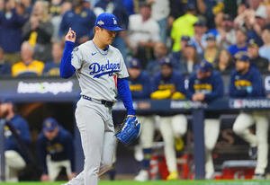 ブルワーズ対ドジャース　3回裏ブルワーズ2死一塁、コントレラスを遊ゴロに仕留め、ポーズをとる山本(撮影･菅敏)