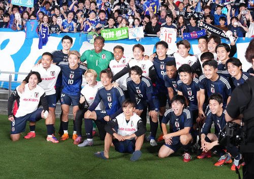 日本対ブラジル　試合後、サポーターを背に記念撮影をする日本代表の選手たち(撮影･足立雅史)