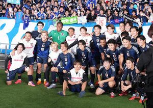日本対ブラジル　試合後、サポーターを背に記念撮影をする日本代表の選手たち(撮影･足立雅史)