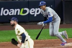 ブルワーズ戦の7回、右前適時打を放つドジャース大谷翔平(AP)