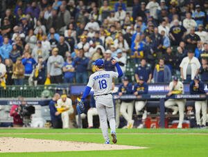 ブルワーズ対ドジャース　完投勝利を飾り、ガッツーポーズを見せるドジャース山本(撮影･菅敏)