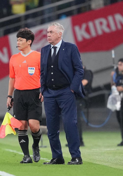 日本対ブラジル　前半、戦況を見つめるアンチェロッティ監督(撮影･足立雅史)
