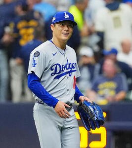 ブルワーズ対ドジャース　7回の投球を終えて、笑顔でベンチに戻るドジャース山本(撮影･菅敏)