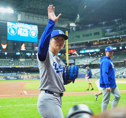 ナ･リーグ優勝決定シリーズ第2戦　ブルワーズ対ドジャース　完投勝利を飾り、ファンの歓声に応えるドジャース山本(撮影･菅敏)