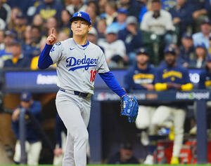 ブルワーズ対ドジャース　6回の投球を終えてベンチに戻るドジャース山本(撮影･菅敏)
