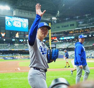 ナ･リーグ優勝決定シリーズ第2戦　ブルワーズ対ドジャース　完投勝利を飾り、ファンの歓声に応えるドジャース山本(撮影･菅敏)