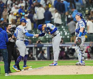 ブルワーズ対ドジャース　完投勝利を飾り、K･ヘルナンデス(左)に握手で祝福されるドジャース山本。右はスミス(撮影･菅敏)