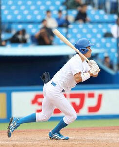 東洋大対青学大　5回裏青学大2死満塁、適時二塁打を放つ中田(撮影･増田悦実)