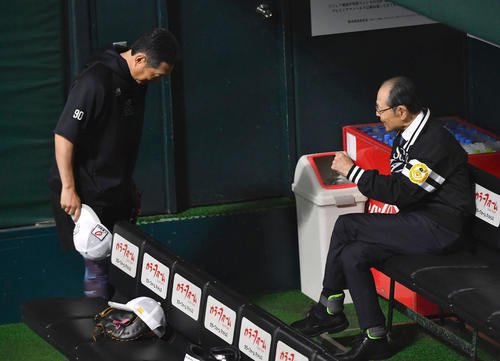 ソフトバンク対日本ハム　試合前、王球団会長(右)から激励を受けるソフトバンク小久保監督(撮影･岩下翔太)