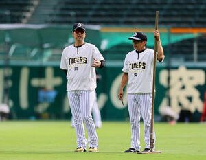 阪神対DeNA　話しをする阪神藤川監督(左)と藤本総合コーチ(撮影･藤尾明華)