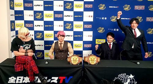 MUSASHI(右端)は｢勝つぞ！｣と拳を振り上げたが、(左から)ライジングHAYATO、青柳亮生、吉岡世起の反応は鈍かった