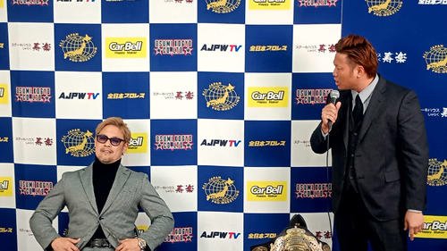 潮崎豪(左)を罵倒してわずか1分半で出て行った宮原健斗