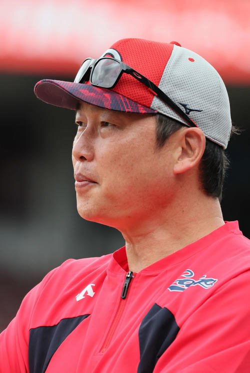 練習を見守る新井監督(撮影･加藤孝規)