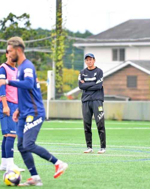 引き締まった表情で練習を見守る沼津鈴木監督