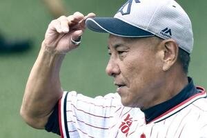 練習を見守るヤクルト池山監督(撮影･河田真司)