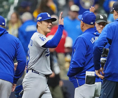 ブルワーズ対ドジャース　完投勝利を飾り、ロバーツ監督(右)にハイタッチで祝福されるドジャース山本(撮影･菅敏)