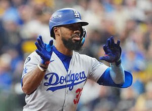 ブルワーズ対ドジャース　2回表ドジャース1死、ソロ本塁打を放ち、ポーズをとるT･ヘルナンデス(撮影･菅敏)