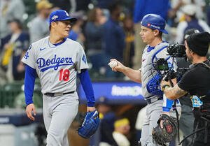 ブルワーズ対ドジャース　完投勝利を飾り、捕手スミス(右)からウイニングボールを受け取るドジャース山本(撮影･菅敏)