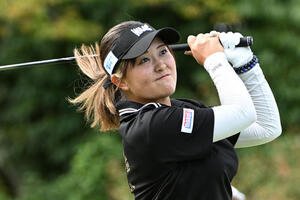 1番、ティーショットを放つ上堂薗伽純(撮影･滝沢美穂子)