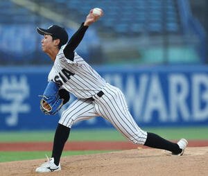 国学院大対亜大　5回表から登板し力投する亜大･田崎(撮影･増田悦実)