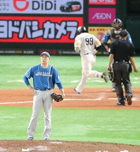 ソフトバンク対日本ハム　7回裏ソフトバンク無死、野村に左中間先制本塁打を浴びた田中(撮影･梅根麻紀)