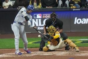 ブルワーズ戦の7回、右前適時打を放つドジャース大谷翔平(AP)