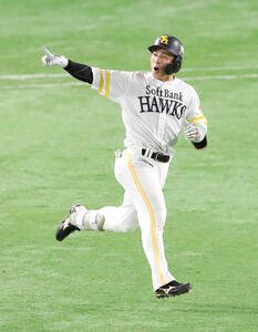 ソフトバンク対日本ハム　7回裏ソフトバンク無死、野村勇は左中間に先制本塁打を放ち笑顔でアピール(撮影･梅根麻紀)