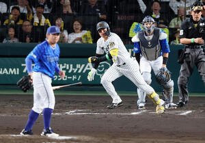 阪神対DeNA 6回裏阪神1死三塁、森下は中前適時打を放つ。投手東(撮影･加藤哉)