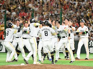 ソフトバンク対日本ハム　10回裏ソフトバンク1死満塁、山川のサヨナラ適時打に歓喜するホークスナイン(撮影･林敢治)