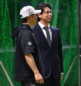 ソフトバンク対日本ハム　試合前、ソフトバンク小久保監督(左)と話す前田健太(撮影･岩下翔太)